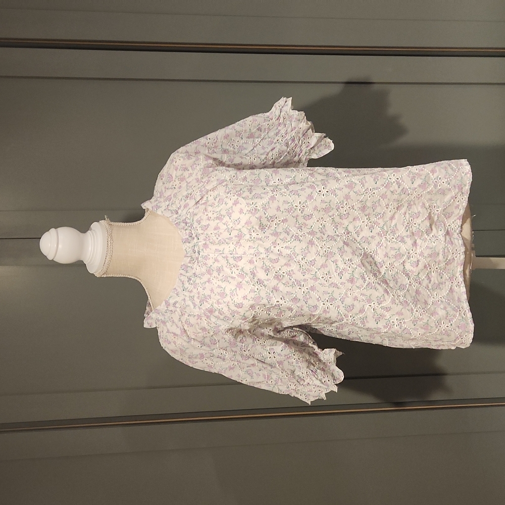 《 Jennifer & Grace 》Scalloped Floral Eyelet Blouse